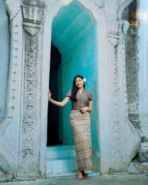 Shwe Tha Mee Instagram - ချစ်ခြင်းမေတ္တာအားဖြင့် ငြိမ်းချမ်းကြပါစေ 
ချစ်ခြင်းမေတ္တာအားဖြင့် ရွှေ့ကို အမြဲချစ်နိုင်ပါစေရှင်✨

📸 Nyein Nyi