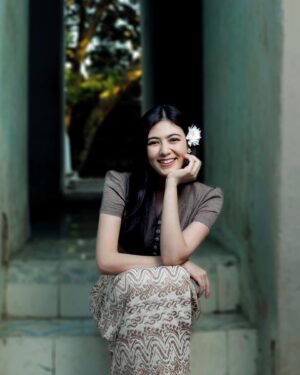 Shwe Tha Mee Instagram - ချစ်ခြင်းမေတ္တာအားဖြင့် ငြိမ်းချမ်းကြပါစေ 
ချစ်ခြင်းမေတ္တာအားဖြင့် ရွှေ့ကို အမြဲချစ်နိုင်ပါစေရှင်✨

📸 Nyein Nyi