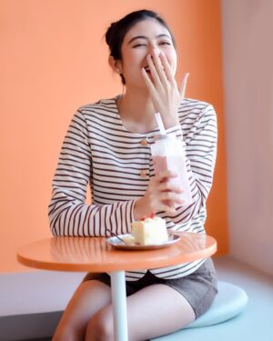 Shwe Tha Mee Instagram - Life is short,make it sweet 🍰🍓
#shwethamee #love #cake #sweet #smile #instadaily #food #lover