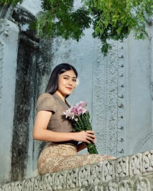 Shwe Tha Mee Instagram - ချစ်ခြင်းမေတ္တာအားဖြင့် ငြိမ်းချမ်းကြပါစေ 
ချစ်ခြင်းမေတ္တာအားဖြင့် ရွှေ့ကို အမြဲချစ်နိုင်ပါစေရှင်✨

📸 Nyein Nyi
