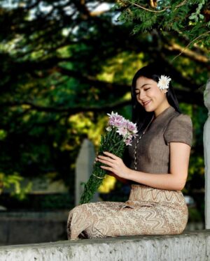 Shwe Tha Mee Instagram - ချစ်ခြင်းမေတ္တာအားဖြင့် ငြိမ်းချမ်းကြပါစေ 
ချစ်ခြင်းမေတ္တာအားဖြင့် ရွှေ့ကို အမြဲချစ်နိုင်ပါစေရှင်✨

📸 Nyein Nyi