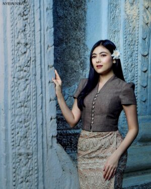 Shwe Tha Mee Instagram - ချစ်ခြင်းမေတ္တာအားဖြင့် ငြိမ်းချမ်းကြပါစေ 
ချစ်ခြင်းမေတ္တာအားဖြင့် ရွှေ့ကို အမြဲချစ်နိုင်ပါစေရှင်✨

📸 Nyein Nyi