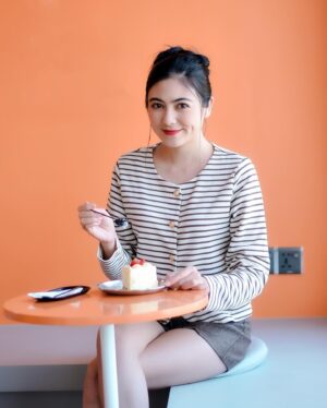 Shwe Tha Mee Instagram - Life is short,make it sweet 🍰🍓
#shwethamee #love #cake #sweet #smile #instadaily #food #lover
