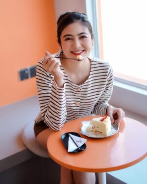 Shwe Tha Mee Instagram - Life is short,make it sweet 🍰🍓
#shwethamee #love #cake #sweet #smile #instadaily #food #lover