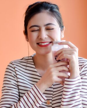 Shwe Tha Mee Instagram - Life is short,make it sweet 🍰🍓
#shwethamee #love #cake #sweet #smile #instadaily #food #lover