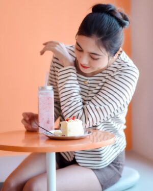 Shwe Tha Mee Instagram - Life is short,make it sweet 🍰🍓
#shwethamee #love #cake #sweet #smile #instadaily #food #lover