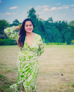 Shweta Pandit Instagram - Thank you all for all the birthday love 🫶🏼
Rehearsing for concert day in UK #singerslife 💚🎤 #rehearsals #concertlife #shwetapandit #londondreams #birthdaygirl #countryside #london