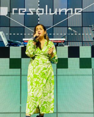 Shweta Pandit Instagram - Thank you all for all the birthday love 🫶🏼
Rehearsing for concert day in UK #singerslife 💚🎤 #rehearsals #concertlife #shwetapandit #londondreams #birthdaygirl #countryside #london