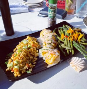 Shweta Pandit Instagram - Beach please! 🏖️ #seafood #beachbaby #whitesand #stunningview #oceaneyes #sunnyflorida #instaizana #babyadventures #momboss #winterholidays