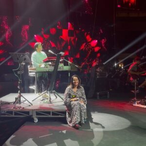 Shweta Pandit Instagram - Thank you Malaysia 🇲🇾 
Here’s a little glimpse of how we also rehearsed till 3am to perform till 1am for you guys 🌸 #singerslife #concertband #nosleepgang #concertrehearsals #bukitjalil #axiataarena #u1songs #shwetapandit #tamilachi #livemusic #concertlife 🎼 🎤