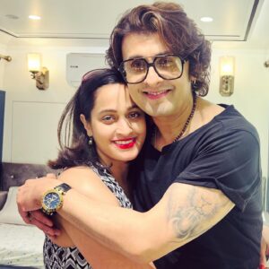 Shweta Pandit Instagram - Just had thousands of fans leaving their hearts with you last night, so effortlessly, with your incredible voice!!!! 
#sonunigam #shwetapandit