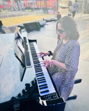 Shweta Pandit Instagram - Rehearsal mode 🎹 #shwetapandit #pianowoman #u1longdrivetocolombo #srilanka #liveinconcert #inversions