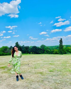 Shweta Pandit Instagram - Thank you all for all the birthday love 🫶🏼
Rehearsing for concert day in UK #singerslife 💚🎤 #rehearsals #concertlife #shwetapandit #londondreams #birthdaygirl #countryside #london