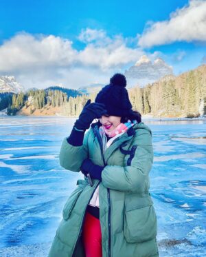 Shweta Pandit Instagram - End of the year at the end of beauty 🦄❄️🎄🗾 #frozenlake #dolomites #alps #snowlife