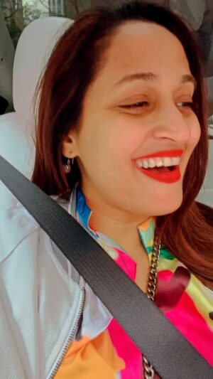 Shweta Pandit Instagram - My girl @geetabanda playlisting my melodious songs for vibe check on our brunch date in NYC. 
Can now say the streets of Manhattan love telugu classics 🎧 #nenanineevani