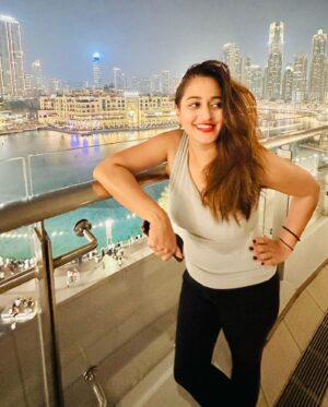 Shweta Pandit Instagram - Wasnt ready for the heatwave #dubai but finally managed to step out after a few meds