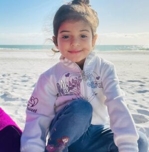 Shweta Pandit Instagram - Beach please! 🏖️ #seafood #beachbaby #whitesand #stunningview #oceaneyes #sunnyflorida #instaizana #babyadventures #momboss #winterholidays