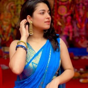 Shyamoupti Mudly Instagram - চারিদিকে যখন এত কোলাহল
তখন আমি শুধু তোমার অপেক্ষায় 
চেয়ে থাকি সুদূরপানে
যদি একবার ফিরে তাকাও হেসে.

#shyamoupti#puja#me#festival#positive#love#life#stayhappy#stayhealthy