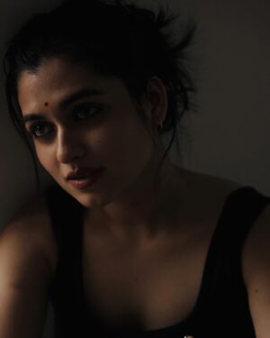 Shyamoupti Mudly Instagram - ……………….🖤

#shyamoupti #life #me #love #story #innerme #space #time #stayhealthy #staystrong