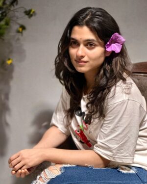 Shyamoupti Mudly Instagram - “Someone told me there’s a girl out there with love in her eyes and flowers in her hair.”

#instagram #instamood #instagood #life #potrait #love #shyamoupti #stayhappy #stayhealthy