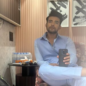 Shyamoupti Mudly Instagram - “jhanak” starts from today only on @starplus and @disneyplushotstar 

all the best to the entire team of jhanak

thnks to @leena.gangopadhyay and saibal banerjee 
❤️❤️❤️❤️❤️ 

#rano #ranojoy #jhanak #hindiserial #love #loveandpeace❤️✌️