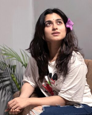 Shyamoupti Mudly Instagram - “Someone told me there’s a girl out there with love in her eyes and flowers in her hair.”

#instagram #instamood #instagood #life #potrait #love #shyamoupti #stayhappy #stayhealthy