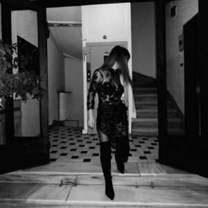 Sibel Aytan Instagram - halloween olayını yanlış anlayıp camdaki kız oldum 🧟‍♀️