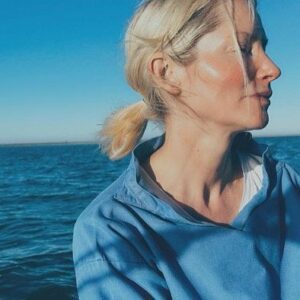 Sienna Guillory Instagram - I feel stupid posting pictures of myself but @cinzano_pirelli took these photos whilst we were all sailing, and when my heart overspills I want to share the feeling 🦋 

In terms of being happy, nobody is always happy, we all feel all the things, some things help like being grateful, being outside, remembering that’s it’s not supposed to be easy and and and it never is 🌊