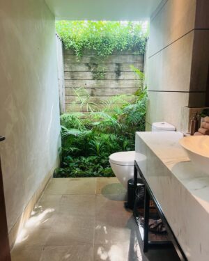Sienna Guillory Instagram - Korp Koon Ka 🙏💗Thailand you are LUSH and I love you and all your smiley people and the incredible food, but I am happy to be home and finally able to sit down without my clothes getting stuck to my arse 😅