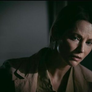 Sienna Guillory Instagram - This film means so much to me, I got to work with the loveliest souls and I wish we could keep going every day, it’s sort of heartbreaking when a film is over but then when it gets up and walks around in its own it’s almost even more heartbreaking that it doesn’t need you anymore. This is #ABanquet and it’s our baby. @guardian pick of the week tonight at 11:10 on @film4  and available to stream for 30 days after. @ruthpaxton @leonoradarby purely excellent director and producer pair 

Images by @lauraradford_stills 
All love to our A Banquet family and 🙏🌸