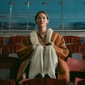 Sienna Guillory Instagram - This film means so much to me, I got to work with the loveliest souls and I wish we could keep going every day, it’s sort of heartbreaking when a film is over but then when it gets up and walks around in its own it’s almost even more heartbreaking that it doesn’t need you anymore. This is #ABanquet and it’s our baby. @guardian pick of the week tonight at 11:10 on @film4  and available to stream for 30 days after. @ruthpaxton @leonoradarby purely excellent director and producer pair 

Images by @lauraradford_stills 
All love to our A Banquet family and 🙏🌸