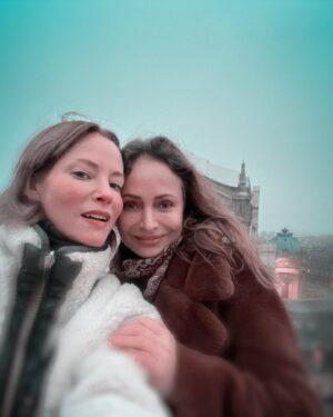 Sienna Guillory Instagram - My beloved @katybraitman, we shared the most beautiful apartment in NYC before smartphones and sat nav meant that actual 6’ models were able to make it to castings on time and they had to give all the jobs to us two 🦐 🦐 Neither of us can remember the 90’s because we had too much fun 💗🥳 #90smodels