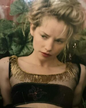 Sienna Guillory Instagram - ‘Holding onto unkind comments is like drinking poison and expecting someone else to die’ ..what would you tell your younger self? Wise words from the amazing @scarlettvclark @smartgirltribe  this morning.

So much of my life spent thinking I was too fat too short too weird too wonky, which are of course the things I like most about myself and other people now.
