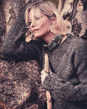 Sienna Guillory Instagram - So I managed to beg  @bertiedyer to take some photos for @carriercompanyuk today and I am SO happy he said yes 🥰 the last time we worked together was some time back in the 90’s for a @burberry campaign…more to come and probably the most exciting Norfolk collaboration possible @durationbeer #foraging #homebrew …#skylarking 🥰