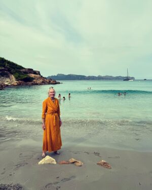 Sienna Guillory Instagram - This is my mum. In Mallorca. Isn’t she fantastic 💛 life is good @parkinsonsuk @alzheimersresearchuk