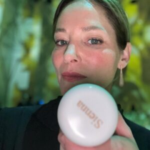 Sienna Guillory Instagram - Thank you @lameruk for this it was delicious I ate the whole pot, feel a decade younger! Seriously though I’ve been a fan for the last 60 years and you have been my best friend. Thank you for the dreamcream & most beautiful night @framelessldn