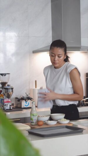 Sigi Wimala Instagram - Terima kasih untuk partisipasi dan insights teman-teman V-Soy di #MyVSoyHack 💚 #SediaVSoy

recipe repost from @itsbrigitta718

CREAMY CHICKEN MUSHROOM CROMBOLONI

Bahan :
2 lembar danish pastry
1 kuning telur untuk olesan
1 sdm margarin untuk menumis
2 siung bawang putih cincang
1/3 bawang bombay cincang
150 g paha ayam fillet, cincang
75 g jamur champignon, cincang
1 sdm margarin   1 sdm terigu
300 ml V-Soy Multigrain
Garam, lada bubuk, kaldu jamur secukupnya

Topping :
3 sdm mayonais
1 sdt kental manis
garam dan lada bubuk
Parsley cincang

Cara :
👉🏻potong danish pastry sekitar 3 cm, lalu gulung.
Untuk 1 bulatan (ring 9 cm) memakai 2 pita danish pastry panjang.
Tata di loyang ring, proofing selama 2 jam.
Oles kuning telur, lalu beri pemberat di atasnya dan panggang di oven 200 C selama 20 menit.

👉🏻creamy chicken mushroom :
tumis bawang hingga harum, tambahkan ayam dan jamur, tumis hingga ayam matang. Pinggirkan tumisan tadi, lalu masukkan margarin dan terigu, aduk cepat hingga berbulir, tuang V-soy multigrain sambil terus diaduk. Tambahkan garam, lada, kaldu jamur, aduk rata, koreksi rasa.
Masak hingga matang dan mengental. Masukkan ke pipping bag.
Lubangi cromboloni lalu isi dengan creamy chicken mushroom tadi.

👉🏻campur mayonais, kental manis, garam dan lada, koreksi rasa. Drizzle ke atas cromboloni, lalu beri parsley.