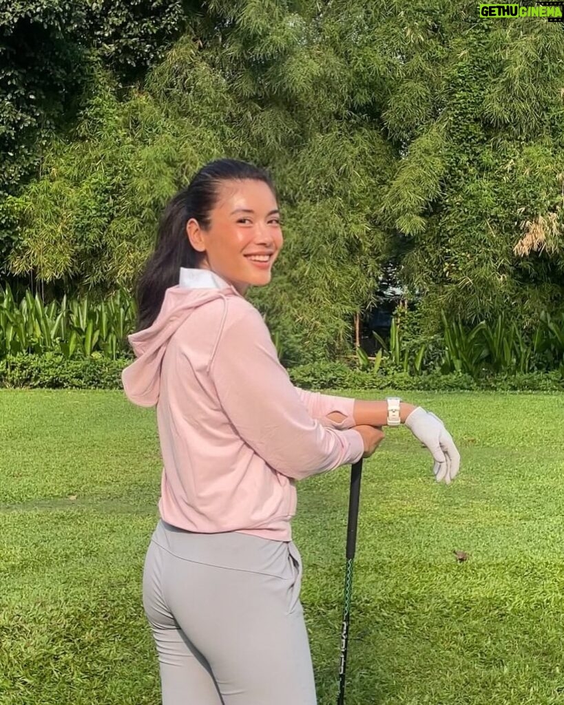 Sigi Wimala Instagram - Tee it high, let it fly, it’s golfing time! Setiap golf course tuh is a perfect place for healing, that’s why i enjoy playing golf. Teriknya matahari is not a big problem buat aku, karena aku pake jacket UV Protection dari @uniqloindonesia yang bisa melindungi kulit aku dari sinar UV sampai 90%!!! Enjoy your healing time under the sun with UNIQLO UV Protection ☀️ Check out the collection NOW at UNIQLO stores / UNIQLO.com #UniqloUVProtection #UVProtectionWear #MySunshineRoutine