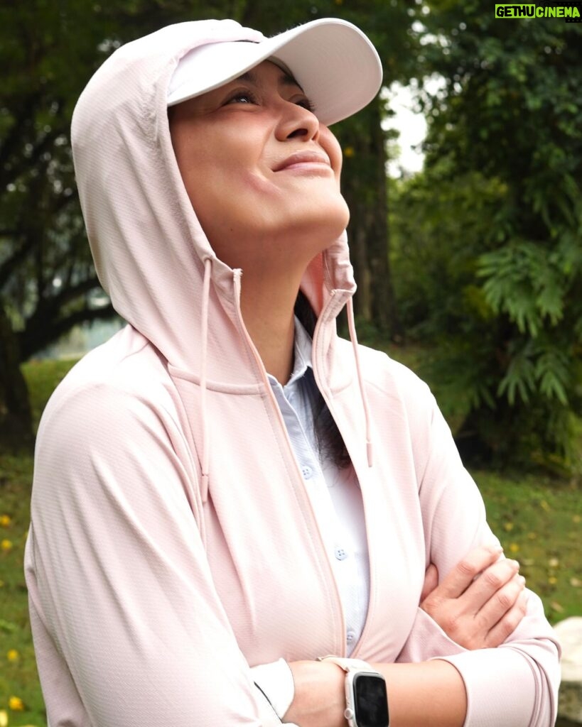 Sigi Wimala Instagram - Tee it high, let it fly, it’s golfing time! Setiap golf course tuh is a perfect place for healing, that’s why i enjoy playing golf. Teriknya matahari is not a big problem buat aku, karena aku pake jacket UV Protection dari @uniqloindonesia yang bisa melindungi kulit aku dari sinar UV sampai 90%!!! Enjoy your healing time under the sun with UNIQLO UV Protection ☀️ Check out the collection NOW at UNIQLO stores / UNIQLO.com #UniqloUVProtection #UVProtectionWear #MySunshineRoutine