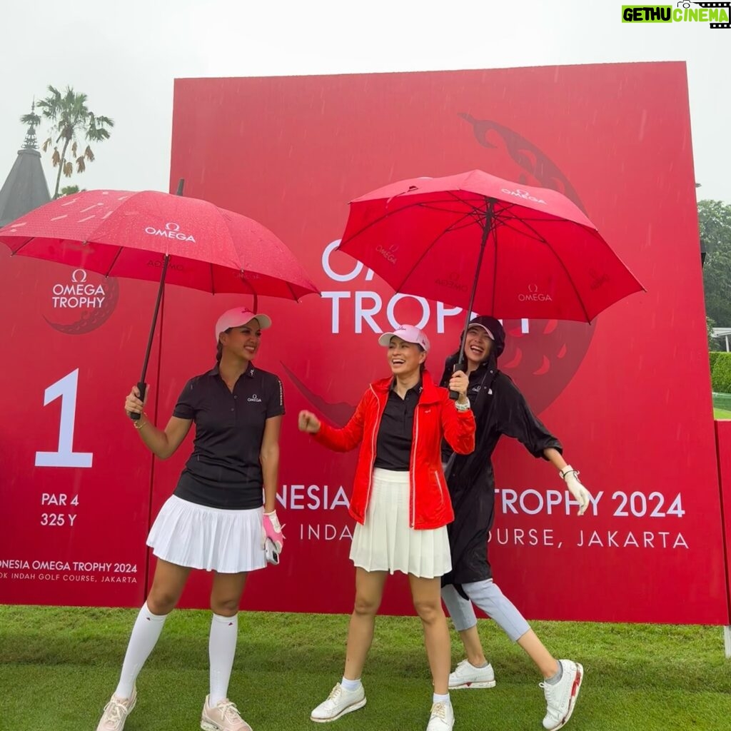 Sigi Wimala Instagram - Swinging in the rain for Indonesia Omega Trophy 2024 🏌🏻‍♀️- got myself one too 🏆