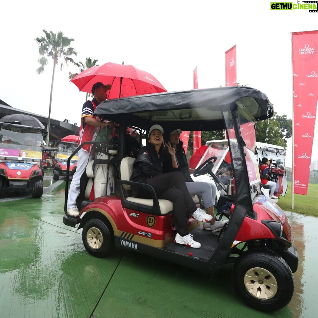 Sigi Wimala Instagram - Swinging in the rain for Indonesia Omega Trophy 2024 🏌🏻‍♀️- got myself one too 🏆