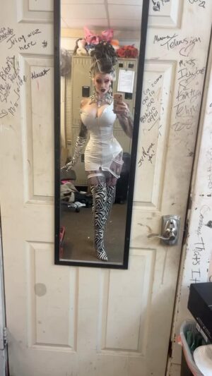 Sigourney Beaver Instagram - 🦓💎🦓💎🦓What do zebras hold?? Ze boobs🦓💎🦓💎🦓

💎hair by @americapwrs 
💎jewelry from @madeforaqueen 
💎outfit by me teeheehee