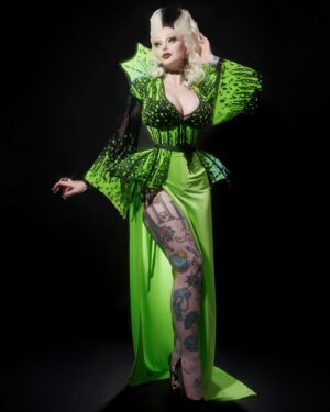 Sigourney Beaver Instagram - 💚🦠💚🦠💚🦠💚🦠💚🦠💚

💚photo by @ericrichardmagnussen 
💚hair by @americapwrs 
💚outfit from @videnoircouture