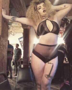 Sigourney Beaver Instagram - 💚✨💚DES MOINES💚✨💚

💚✨💚Plz enjoy these low quality android photos that make me audibly cringe of Baby Beaver. Before I was able to do drag, I began taking the stage as a burlesque artist! This Saturday I’ll be having a full circle moment as I make my return to Des Moines for @leolaflash Feminine Wiles Burlesque Revue at the Stoner Theatre!! To all of my friends in Des Moines please come out and see the difference that 9 years and a nice wig can make💚✨💚

💚tickets available at https://my.desmoinesperformingarts.org/0/8037 💚