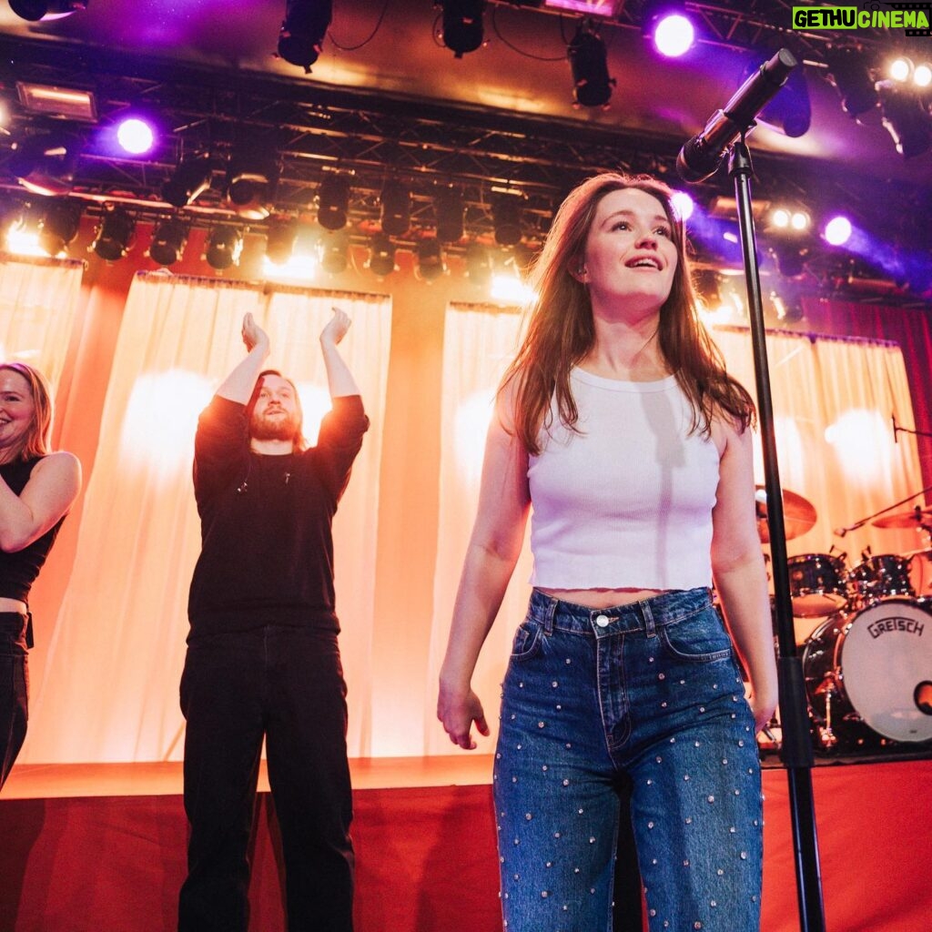 Sigrid Instagram - 2 sold out nights in Bergen to celebrate the Hype EP 🤙🤙🤙 get your tickets for the last dates on the Norway tour on thisissigrid.com/live 📸 by @rojferman