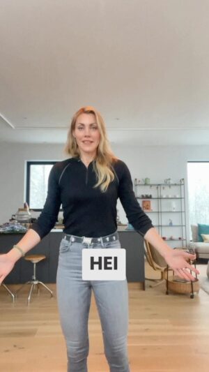 Silje Torp Instagram - Dagens leksjon fra Bøllekurs for driftige jenter ✊🏻

Vi jenter lærer ofte fra barnsben av å ta mindre plass. F*ck dat. 🦄 

(og hvis vi har fått lov til å ta plass hjemme så får vi ofte høre det ute i verden om vi «bryter reglene»!😶)

På tide å slutte å unnskylde deg eller be om tillatelse til å ta den plassen du skal. End of story. 
Uten å måtte mobilisere via sinne, og med den største selvfølgelighet.💁‍♀️

Enkle ting, som hvordan vi står og går gir kraftfull feedback til både oss selv og omgivelsene om at «the eagle has landed».🦅 

Jeg har alltid vært høy og kjent på både et ønske om å gjemme meg og fått mye sleivete kommentarer og snåle forventninger om hvem og hva jeg er basert på størrelsen min. 

I unge år prøvde jeg ofte å gjøre meg mindre, inntil jeg skjønte at jeg 1: virket bare ENDA høyere når jeg lutet meg ned 😂
og 2: jeg ble drittlei av å gjøre meg mindre enn jeg faktisk var (1.80cm). 💃

Mange kvinner er i den andre enden av skalaen og er små av vekst, men prøver likefullt å ta enda mindre plass. HVOR DUMT ÆKKE DET?! 😳
Ergo handler det ikke alltid så mye om fysisk størrelse, som en kulturell forventning til på hvilken måte og når vi skal ta plass. 
En indre, internalisert tvil rundt OM det er ok å ta opp plass overhodet. For noe tull!☝🏻️

Og skal jeg si deg noe rart? Det å prøve å ta lite plass tar faktisk MER plass, «støyer» mer og krever mer av både deg selv og omgivelsene, enn om du fyller plassen din med hele deg. Øvelse gjør mester!✨

Det handler om kongruens og å utstråle trygghet. Og fortelle både deg selv og verden at «her er jeg, og dette er min naturlige plass». Intet mindre. 😜

Men som jeg viser deg, så kan du faktisk gi deg selv litt større trygghet ved å jobbe utenfra og inn:

Bare ved å 
✅ rette deg opp i ryggen
✅puste rolig ned i  magen 
✅snakke bittelitt høyere (og gjerne litt saktere enn du pleier) med god støtte

vil gi deg en bekreftelse på at du EIER plassen din og at du har noe der å gjøre. 🔥

DU er din egen Ride or die!⚡️

Klem fra Søs💙

Var dette nyttig? Del gjerne og bli med i min bøllekanal der jeg gir tips og inspirasjon til hvordan du kan våge å ta mer plass i livet ditt og i samtlige rom du entrer❤️✨