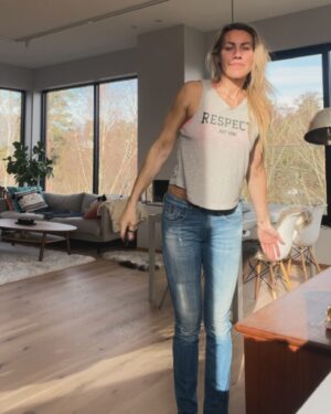 Silje Torp Instagram - En plass i solen☀️

Etter noen heftige uker på mange fronter kjenner jeg på en enorm glede over enkle ting. 🥰

Som den nådeløse, livgivende marssola☀️ (og samtlige vinduer i huset som jeg ser trenger en vask😂) og kaffe med vaniljesoya☕️, snart skikkelig vår🌱 og joggesko👟 på bar asfalt, lysere morgener og lengre dager 🌅 og en ny optimisme og giv i kropp og sjel. Ahhhh!🥰

Det er ofte når vi virkelig trenger de små gledene at vi glemmer å legge merke til de. De "opplagte" tingene vi gjør naturlig når vi har det bra faller gjerne bort med mindre vi er oppmerksomme på de eller de er del av en rutine. Så gjør det til en rutine å se etter de små, gode tingene hver dag. De er  viktigere enn veldig mye annet her i livet!🙏🏻

Har du noen små gleder som varmer deg litt ekstra?❤️ 

#vårsol #mars #smågleder #selvomsorg #desmåting #solskinn