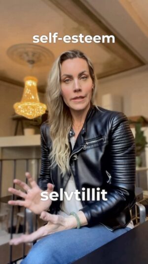 Silje Torp Instagram - GLADNYHET : 🥊Du MÅ ikke ha masse selvtillit for å bevege deg fremover!

God selvtillit har blitt en slags målestokk på vellykkethet og kan lett føre til at vi føler oss mislykket og tror vi bare MÅ ha det for å like oss selv og gjøre ting vi drømmer om. 
Dette mener jeg er et feilspor!❌

-Ikke stress med å jobbe opp selvtilliten i forkant for å våge å gjøre ting du synes er skummelt, det er en dårlig strategi! 😅

-Du kan heller forholde deg til selvtillit litt annerledes, på en mer hensiktsmessig måte: 

Du BYGGER nemlig selvtillit ved å VÅGE, og å GJØRE. Selvtillit er et biprodukt av å det du sitter igjen med etter å ha eksponert deg for nye opplevelser, læring og mestring. 
Selvtillit er ferskvare og ikke noe du bare HAR!🌱

Dermed er det er en annen ingrediens som er essensiell - og som BYGGER selvtillit- når du skal gutse: 

👉🏻MOT til å være sårbar og stå i ubehag!✊🏻😅

Spør deg selv: 

👉🏻Hva trenger du mot til å gjøre? 

👉🏻Er det verdt å la være å gjøre det du brenner inne med bare for å slippe det ubehaget? 

👉🏻Se på "'regnskapet", lag en plan for hvordan du kan være modig i små porsjoner og  deretter : ACTION! ✊🏻

Ofte er det snakk om å mobilisere få sekunders mot av gangen. Mentalt er det snakk om å gjøre en avtale med deg selv om at det er ok å stå i ubehag litt og litt av gangen. Det greier du!👌🏻

Høres det ut som en bra plan? ❤️✨

#damersomheierpådamer #selvtillit #jentersomheierpåjenter #mentaltrening #bøllekursfordriftigedamer
