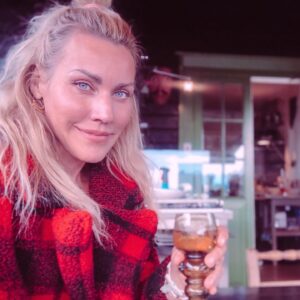Silje Torp Instagram - A glass of wine from a beautiful, handmade glass & just being around my mom makes me happy♥️ 
-
What makes you happy? 🙏🏻