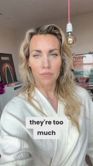 Silje Torp Instagram - 🪩Ta plass med det og den du er! 💃

Nok en leksjon fra kanalen Bøllekurs for driftige damer!✊🏻

Ingen tjener på at du gjør deg mindre av frykt for å tråkke på noen tær. 
Skaff dem vernesko, here you come! 🔥

Min påstand er at det å ta akkurat den plassen du skal og fortjener, med største selvfølgelighet, -tar mindre plass enn usikkerhet og diverse forsøk på å gjøre seg mindre. 🐁

✅Det er fullt forståelig at vi gjør det, og ikke noe å skamme seg over. Vi er stort sett blitt LÆRT opp til ikke å ta for mye plass. 🥹

✅Det er både skummelt og befriende å ta plass og å være i nærheten av en sabla bra dame som fyller lufta med sitt genuine nærvær.💃

✅I starten kan det føles skummelt, men etterhvert vill det føles som den nye normen; å ta den plassen du skal ta i alskens situasjoner uten å måtte krympe deg. 🥳 

✅Øvelse gjør mester! Begynn i det små og utvid til større fora/anledninger. 

På den måten trener du opp nervesystemet ditt gradvis til å tolerere stresset det medfører å gjøre noe som er utenfor komfortsonen 👀

Har du fått høre at du er for mye? 🦍Hva gjorde det med deg? 
_________________________
#kongruens #vågåtaplass #bøllekurs #jentersomheierpåjenter #girlpower #taplass #selvtillit